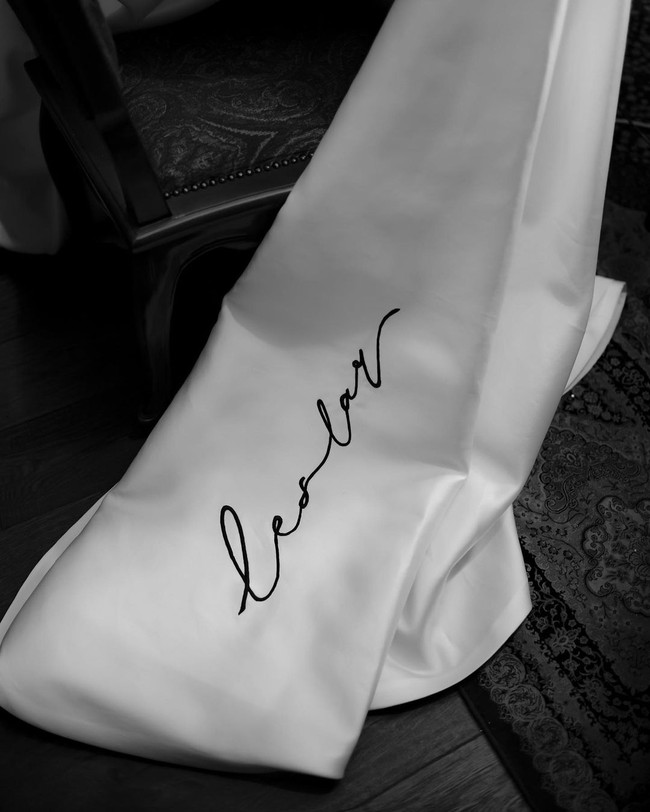 Dikatakan jika baju pengantin ini cocok dengan kepribadian pemakai. Gaun itu pun semakin spesial dengan tulisan Leslar di bagian bawah yang membuatnya terasa semakin personal. Foto: Instagram @hiantjen