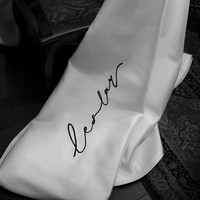 Dikatakan jika baju pengantin ini cocok dengan kepribadian pemakai. Gaun itu pun semakin spesial dengan tulisan Leslar di bagian bawah yang membuatnya terasa semakin personal. Foto: Instagram @hiantjen