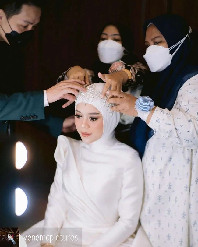 Pembuatan gaun pernikahan Lesti Kejora ini pun membutuhkan waktu dua minggu yang diakui sang desainer cukup menantang dari yang dibayangkannya. Foto: Instagram @jatupurwanti