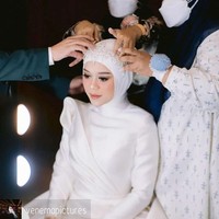 Pembuatan gaun pernikahan Lesti Kejora ini pun membutuhkan waktu dua minggu yang diakui sang desainer cukup menantang dari yang dibayangkannya. Foto: Instagram @jatupurwanti