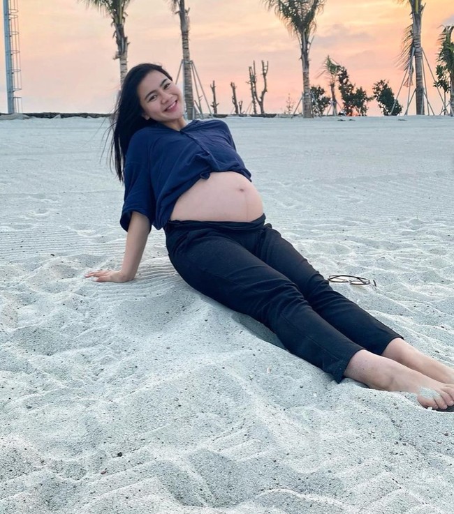 Dalam video yang diunggah di akun YouTubenya itu Felicya tampak sangat gembira dan senang. Dia pun mencoba berbicara beberapa kata dalam bahasa Korea yang diketahuinya, seperti annyeong dan saranghaeyo oppa. Foto: Instagram