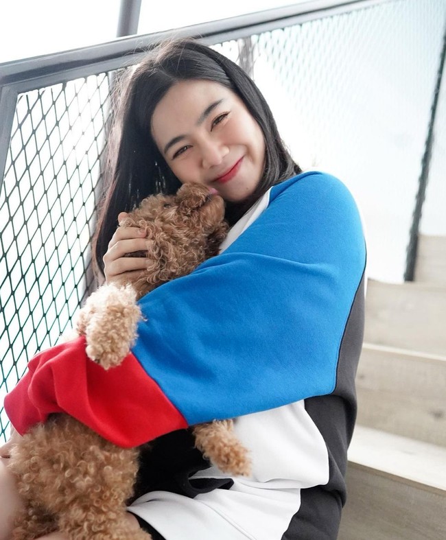 Melalui akun Instagram pribadinya, Felicya sering membagikan momen-momen kehamilannya. Walaupun sedang hamil, Felicya Angelista tetap terlihat aktif. Dirinya tampak beberapa kali membagikan videonya tengah berjoget. Foto: Instagram