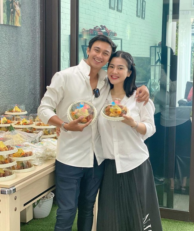 Saat ini Felicya Angelista diketahui tengah hamil anak pertamanya dengan Caesar Hito. Beberapa waktu lalu dirinya Felicya dan suaminya pun sempat mengadakan acara gender reveal untuk menebak jenis kelamin anak yang dikandungnya. Foto: Instagram