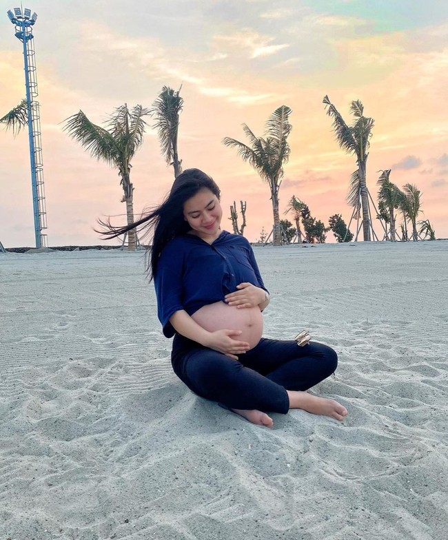 Video call dengan Song Joong Ki sendiri ternyata merupakan kejutan dari sang suami, Caesar Hito. Momen video call Felicya dengan Song Joong Ki pun kemudian dibagikan di channel YouTubenya. Foto: Instagram