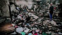Kebakaran yang terjadi pada hari Minggu (29/8) ini menghanguskan 70 rumah semipermanen.