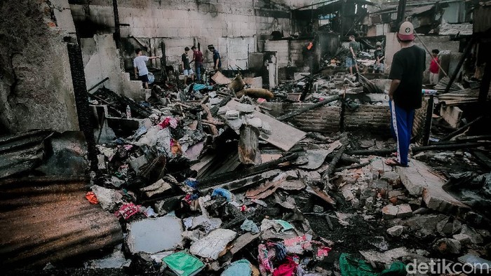 Foto-foto Sisa Kebakaran Dahsyat di Kemayoran Sebanyak 70 rumah warga di kawasan Kemayoran ludes dilalap api pada Minggu (29/8). Berikut foto-foto terkini sisa kebakaran.