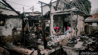 Kebakaran itu dipicu korsleting listrik dari sebuah tiang listrik. Kemudian merambat ke permukiman warga.
