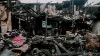 Warga yang kehilangan tempat tinggal kini diungsikan sementara ke SD Negeri 09 Kebon Kosong.