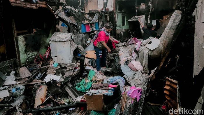 Sebanyak 70 rumah warga di kawasan Kemayoran ludes dilalap api pada Minggu (29/8). Berikut foto-foto terkini sisa kebakaran.