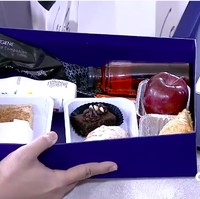 Suvenir disertai dengan dua boks besar yang berisi makanan. Maklum, tak ada prasmanan untuk tamu agar sesuai protokol kesehatan. Boks pertama berisi berbagai jenis pastry, apel, dan minuman segar.(Foto: YouTube/Indosiar)
