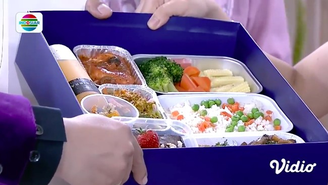 Boks lainnya berisi makanan utama yang terdiri dari steak, salad dan sayuran rebus. (Foto: YouTube/Indosiar)