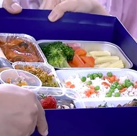 Boks lainnya berisi makanan utama yang terdiri dari steak, salad dan sayuran rebus. (Foto: YouTube/Indosiar)