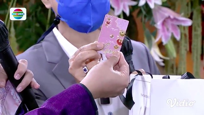 Di dalam souvenir tersebut juga terdapat logam mulia. Ada mini gold, ini fine gold 0,5 gram bisa dijual, kata Indra Bekti.(Foto: YouTube/Indosiar)