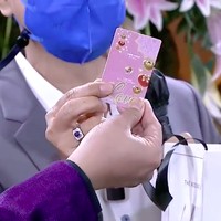 Di dalam souvenir tersebut juga terdapat logam mulia. Ada mini gold, ini fine gold 0,5 gram bisa dijual, kata Indra Bekti.(Foto: YouTube/Indosiar)