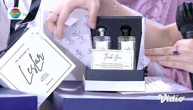 Ada pula sepasang botol wewangian. Masing-masing hadir dalam desain yang simpel tapi elegan. (Foto: YouTube/Indosiar)