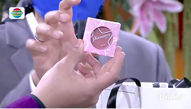 Lesti Kejora sekalian mempromosikan bisnis kosmetiknya, Purnama. Di setiap bingkisan, terdapat produk blush-on dari Purnama. (Foto: YouTube/Indosiar)