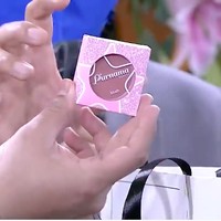 Lesti Kejora sekalian mempromosikan bisnis kosmetiknya, Purnama. Di setiap bingkisan, terdapat produk blush-on dari Purnama. (Foto: YouTube/Indosiar)