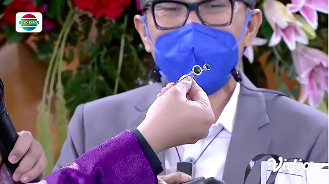 Ada juga aksesori berupa gelang. Bukan gelang biasa, karena diklaim memiliki manfaat kesehatan. (Foto: YouTube/Indosiar)