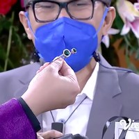 Ada juga aksesori berupa gelang. Bukan gelang biasa, karena diklaim memiliki manfaat kesehatan. (Foto: YouTube/Indosiar)