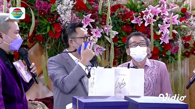 Seperti di acara akad yang telah dihelat sebelumnya, Rizky Billar dan Lesti Kejora memberikan para tamu tasyakuran suvenir spesial. Indra Bekti, host acara tersebut, sempat mengungkap isi suvenir tersebut. (Foto: YouTube/Indosiar)