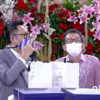 Seperti di acara akad yang telah dihelat sebelumnya, Rizky Billar dan Lesti Kejora memberikan para tamu tasyakuran suvenir spesial. Indra Bekti, host acara tersebut, sempat mengungkap isi suvenir tersebut. (Foto: YouTube/Indosiar)
