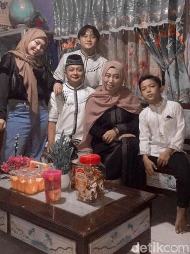 Foto keluarga Rama yang viral di media sosial.