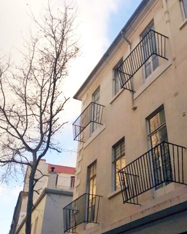 Definisi balkon yang ekstrem. Kalau balkonnya seperti ini sih bisa-bisa langsung jatuh deh.. Ada yang berani coba? Foto: 1cak.com