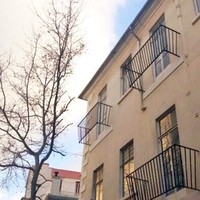 Definisi balkon yang ekstrem. Kalau balkonnya seperti ini sih bisa-bisa langsung jatuh deh.. Ada yang berani coba? Foto: 1cak.com