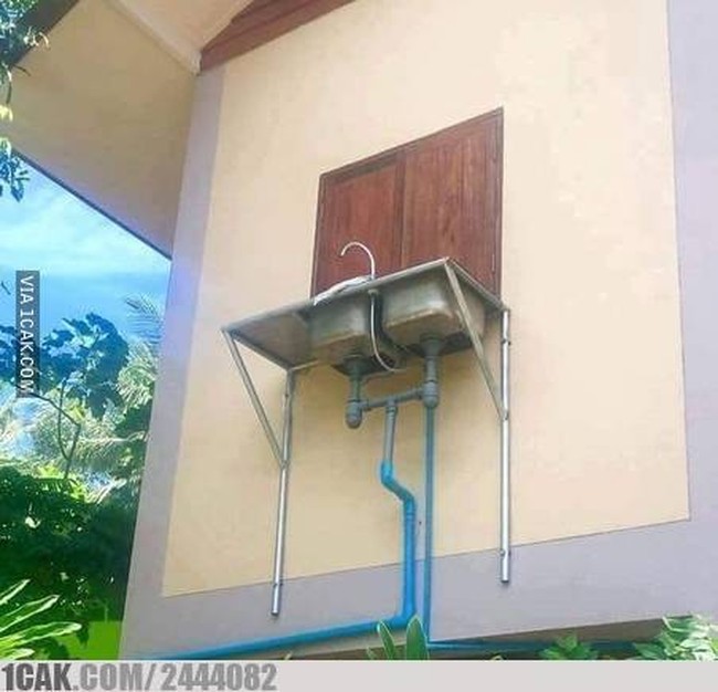 Ketika balkon diganti dengan wastafel. Lumayan, jadi bisa lihat pemandangan sekalian cuci tangan. Ide desain balkonnya anti mainstream nih. Foto: 1cak.com