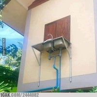 Ketika balkon diganti dengan wastafel. Lumayan, jadi bisa lihat pemandangan sekalian cuci tangan. Ide desain balkonnya anti mainstream nih. Foto: 1cak.com