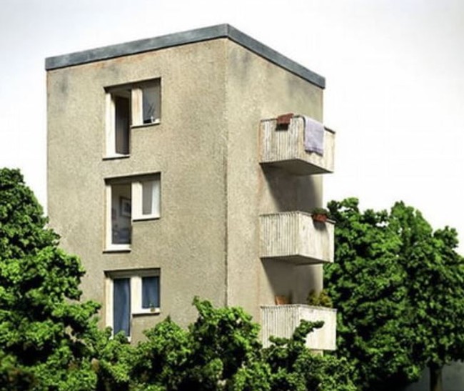 Desainnya benar-benar membingungkan yaa.. Pintu dan jendelanya letaknya nggak sesuai dengan balkonnya. Ada-ada saja memang ya.. Foto: 1cak.com