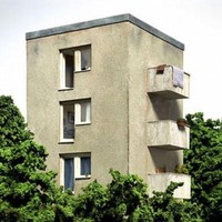 Desainnya benar-benar membingungkan yaa.. Pintu dan jendelanya letaknya nggak sesuai dengan balkonnya. Ada-ada saja memang ya.. Foto: 1cak.com