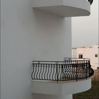 Kalau balkonnya kayak gini sih sepertinya nggak bakal berguna deh. Kira-kira apa maksud pembuatnya bikin balkon seperti ini ya? Foto: 1cak.com