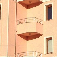 Kalau nggak ada pintunya seperti ini, kira-kira jalan ke balkonnya kayak gimana ya? Ada yang tahu gimana caranya? Foto: 1cak.com