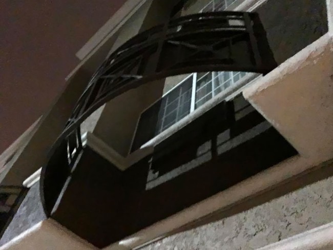 Balkon yang sekaligus bisa dijadikan perangkap untuk maling. Bisa bikin maling auto kapok deh kalau terkena jebakan ini. Foto: 1cak.com