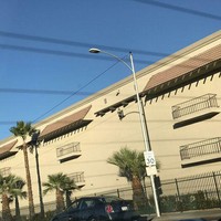 Balkonnya ada banyak tapi bakal mubazir deh kalau seperti ini. Mungkin memang tujuan membuat balkon hanya sebagai pemanis untuk desainnya saja. Foto: 1cak.com