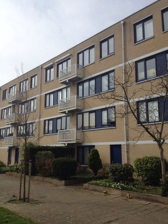 Balkon lainnya yang juga kurang berfaedah. Kira-kira gunanya balkon yang satu ini apa ya? Ada yang bisa menebak?  Foto: 1cak.com