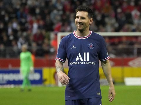 Reims' Marshall Munetsi, left, challenges for the ball with PSG's Lionel Messi during the France League One soccer match between Reims and Paris Saint-Germain, at the Stade Auguste-Delaune in Reims, France, Sunday, Aug. 29, 2021. (AP Photo/Francois Mori)