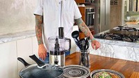 Chef yang handal dengan masakan-masakan Jepang ini ternyata salah satu anggota grup motor. Bergabung dalam komunitas motor gede menjadisisi lain seorang chef Juna di luar dapur. Foto: Instagram/junarorimpandey