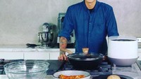 Namun baru-baru ini, chef Juna diisukan akan hengkang dari deretan juri MasterChef. Isu tersebut muncul setelah kalimat perpisahan yangdituliskan pada salah satu unggahannya di Instagram. Foto: Instagram/junarorimpandey