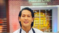 Keahliannya dalam memasak juga bukan hal yang pantas untuk diragukan. Beberapa kali hidangan chef Juna pernah dijadikan tantangan recreate dish pada musim-musim kompetisi di MasterChef. Foto: Instagram/junarorimpandey
