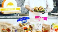 Walaupun menuntut ilmu masaknya di Amerika Serikat, ternyata chef Juna juga handal memasak hidangan Indonesia. Salah satunya pada saatdirinya ditantang oleh Sisca Soewitomo untuk menyajikan masakan Nusantara. Foto: Instagram/junarorimpandey