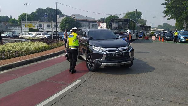 Ganjil genap di Sudirman, petugas putar balik mobil pelat 'RF', Senin (30/8/2021).