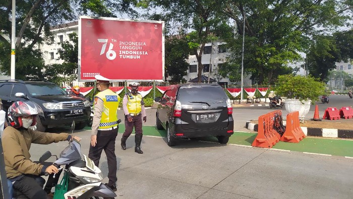 Ganjil genap di Sudirman, petugas putar balik mobil pelat RF, Senin (30/8/2021).