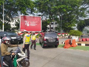 Mobil Polisi Berpelat RFP Ganjil Kena Gage di Sudirman, Diputar Balik