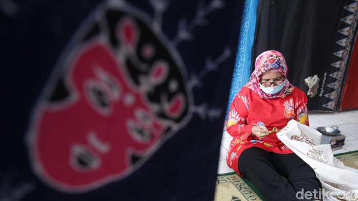 Geliat Pembuatan Batik Betawi yang Terus Dilestarikan Koperasi Konsumen Batik Betawi di Perkampungan Industri Kecil (PIK) Penggilingan, Cakung, Jakarta Timur terus berupaya melestarikan pembuatan batik Betawi.