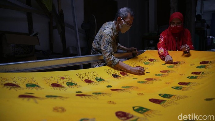 Geliat Pembuatan Batik Betawi yang Terus Dilestarikan Koperasi Konsumen Batik Betawi di Perkampungan Industri Kecil (PIK) Penggilingan, Cakung, Jakarta Timur terus berupaya melestarikan pembuatan batik Betawi.