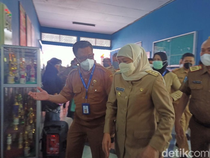 Gubernur Khofifah Indar Parawansa menyebut, pihaknya saat ini tengah memprioritaskan vaksinasi COVID-19 pada pelajar kelas 12 SMA/SMK sederajat. Diketahui, 2.536 SMA/SMK hingga SLB di Jatim menggelar pembelajaran tatap muka (PTM) terbatas hari ini.