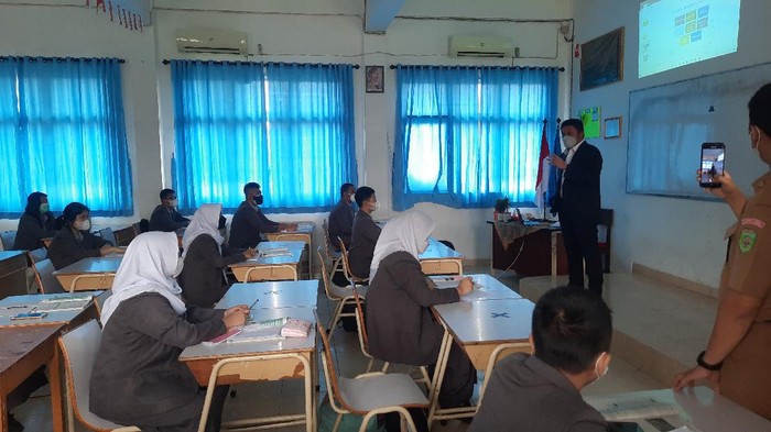 Gubernur Sumsel, Herman Deru, saat mengecek sekolah tatap muka (M Syahbana-detikcom)