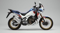 Bicara suspensi, Africa Twin mendapatkan Showa upside-down rebound berdiameter 45 mm dan fork yang dapat disesuaikan kompresi dengan travel 230 mm, bagian dalam direvisi untuk meningkatkan kinerja, sementara monoshock Showa belakang dapat disetel sepenuhnya dan dilengkapi dengan wheel travel 220 mm. Sementara itu, Africa Twin Adventure Sports mendapatkan Showa Electronically Dilengkapi Ride Adjustment (Showa EERA). Foto: Dok. Honda